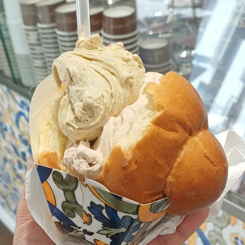 Brioscia siciliana con gelato
